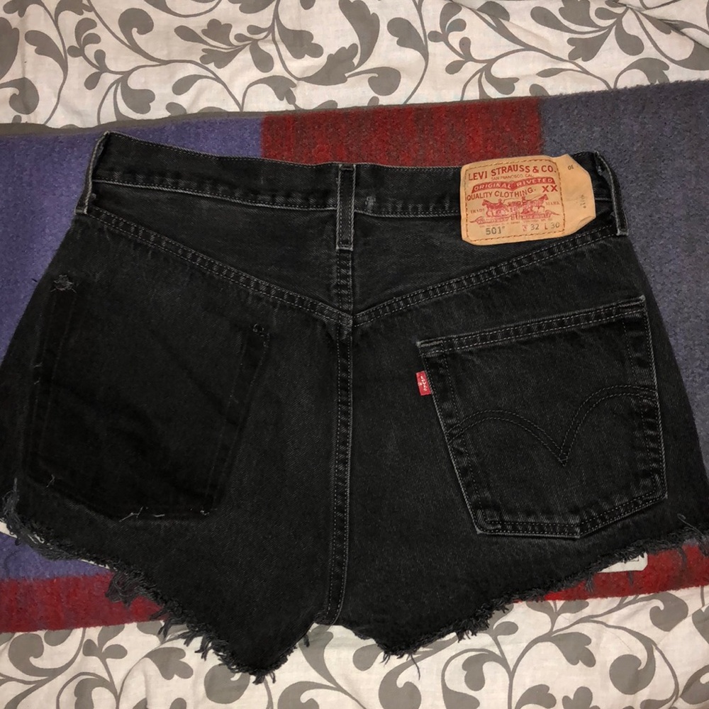 Black high waisted Levi’s Jean shorts in black